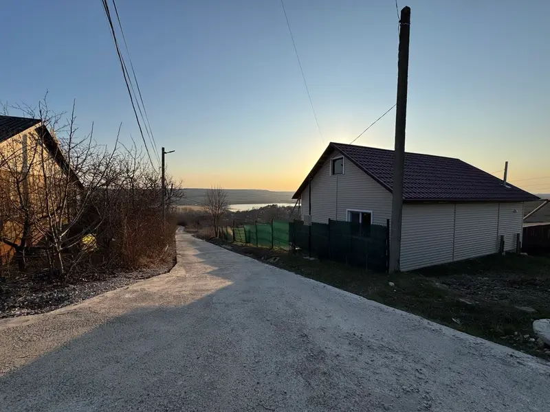 We offer for sale a single-storey house of 70 m² in Dănceni village.