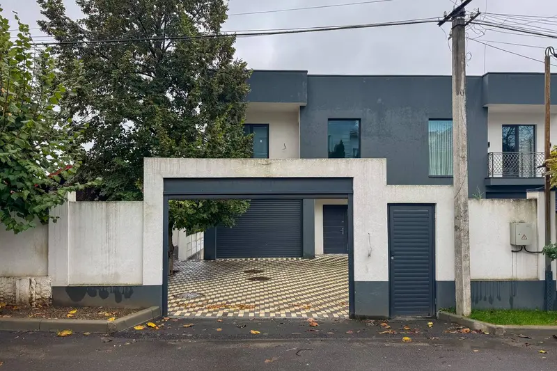 Продається сучасний будинок площею 300 м² у с. Думбрава