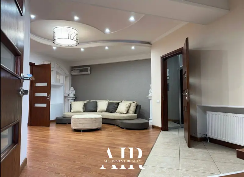 Apartament cu 3 camere în chirie, 90 m², Centru