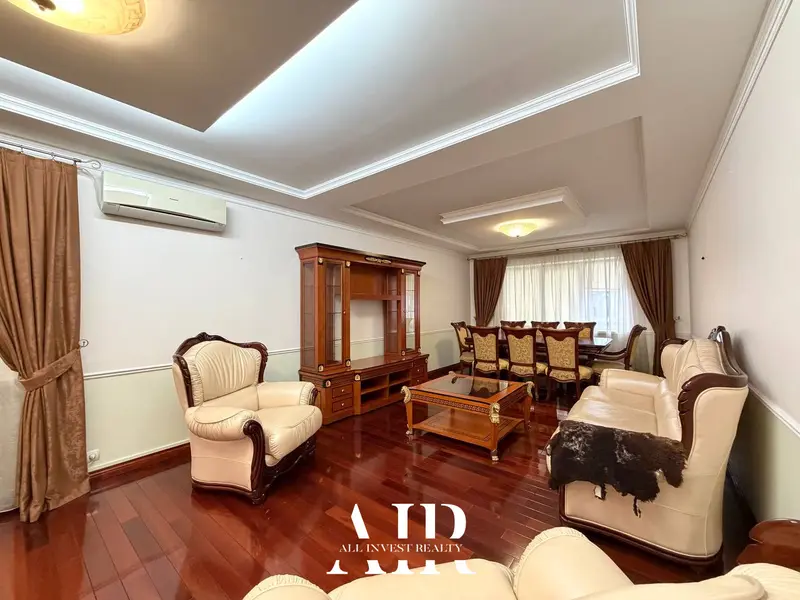 Apartament cu 3 camere în chirie, 140 m², Centru